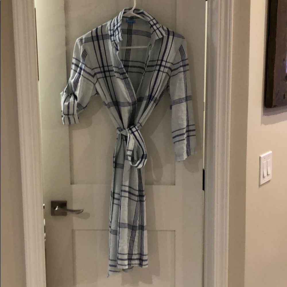 Linen blend classic shirt type dress. V neck